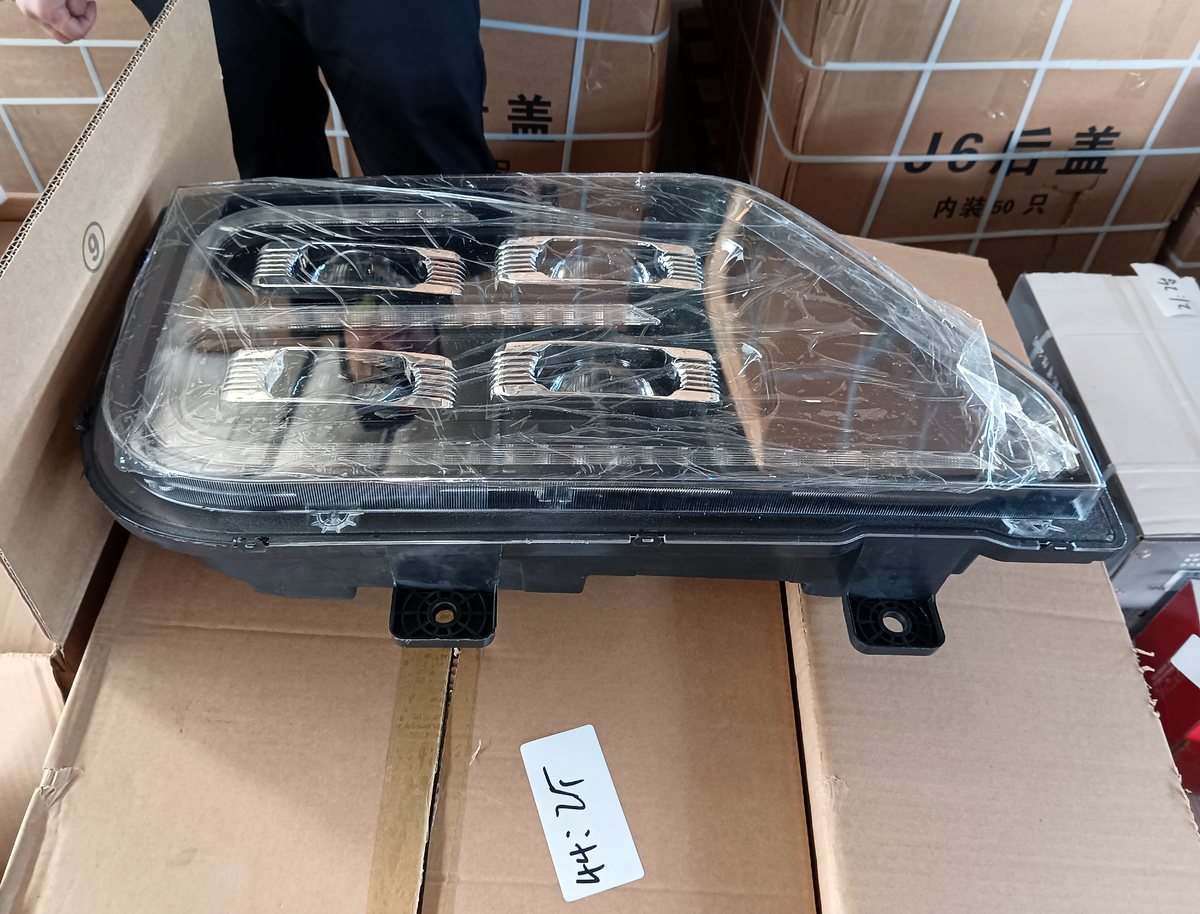 Фара передняя правая LED Yutong ZK6126 (4121-00483) Фара передняя правая LED Yutong ZK6126 (4121-00483)
